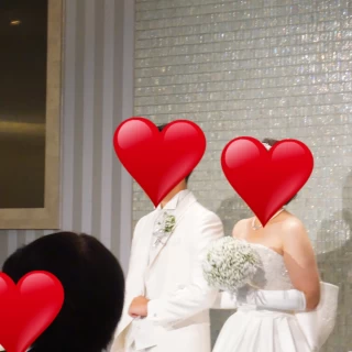 新郎新婦と螺鈿風の壁