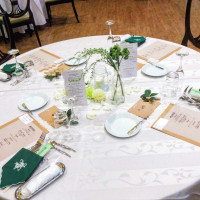 グリーンとホワイトで統一したシンプルなテーブルコーディネート