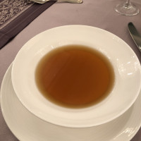 コンソメスープの下に茶碗蒸しがしかれています