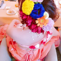 髪飾りはドレスに合わせた生花を使用しました。
