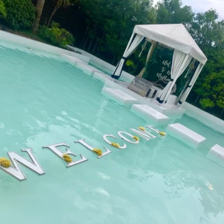 プールに浮かぶWelcome