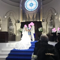 ドレスのトレーンがバージンロードに映えています