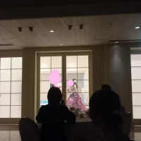 ガラス扉を使った再入場