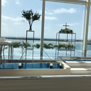 下に水が流れている祭壇