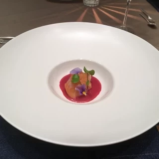 サーモンのビーツソース掛け 酸味がアクセント