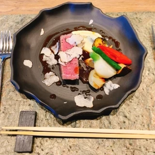 試食の料理。ステーキが他の会場の物より圧倒的に美味しい。