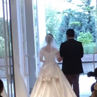 雨のため挙式会場でフラワーシャワーをしてもらいました。