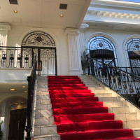 自慢の赤い絨毯の大階段