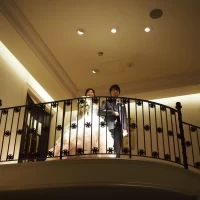 ゲストを見渡せる階段
