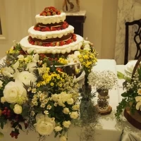 ケーキのまわりにもお花がいっぱい