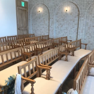 木の椅子で横長のチャペルです。
