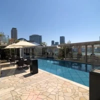 レストラン前のプール