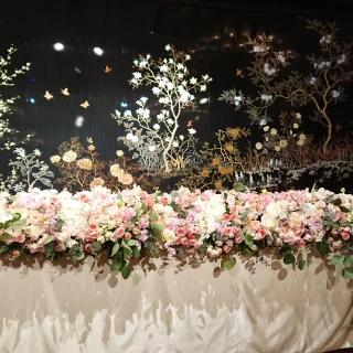 高砂です。後ろの動く水槽とマッチした美しく贅沢な花々。