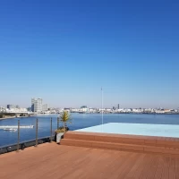 屋上です。集合写真を撮る際に使用するそうです。