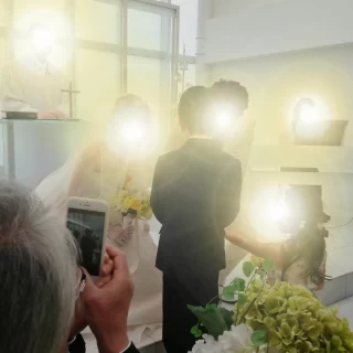 ガラスから自然光が差していたとおもいます。