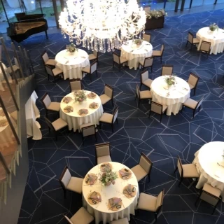 階段からみた会場。
