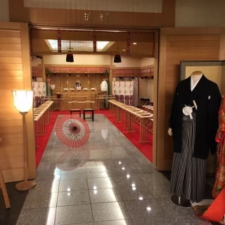 会場内にある神殿。中に入ると、檜の香りがします。