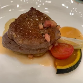 ボリュームのあるステーキ