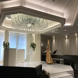 新郎新婦を囲むような造りのチャペルは温かい雰囲気。