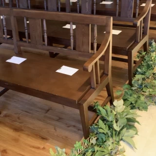 挙式会場の椅子と考え抜かれた造花
