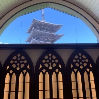 新郎新婦頭上の窓から見える八坂の塔