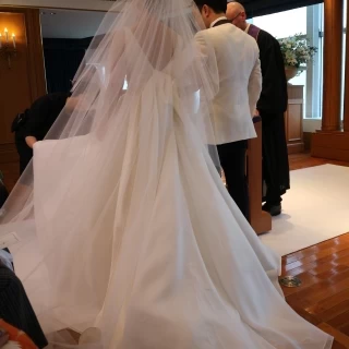 バージンロードを歩く新郎新婦と距離が近い印象です