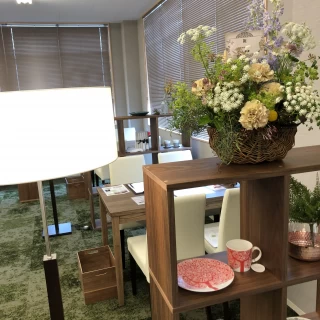 オープンしたばかりなので、たくさんお祝いのお花が飾られていた