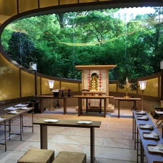 美しい緑が特徴の庭園内神殿です！出雲大社を祀っているそうです