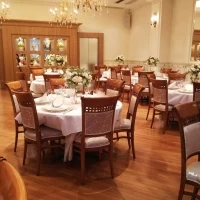 テーブルがやや小さめでゲストが会話しやすい