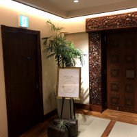 バリ風の会場扉には、アジアンテイストな装飾がされています。