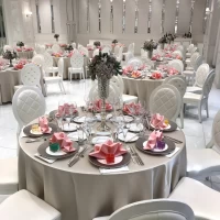 白を基調としたパリ風の披露宴会場。王道味あふれる会場です。