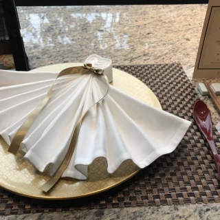 ドレスを形作ったナプキン。