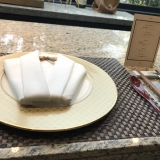タキシードを形作ったナプキン。