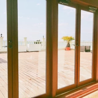 バルコニーから海が見渡せる。
