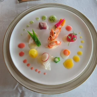 新ウェディングメニューを試食させてくださいました。華やかでか