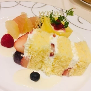 ウェディングケーキとフルーツの盛り合わせ
