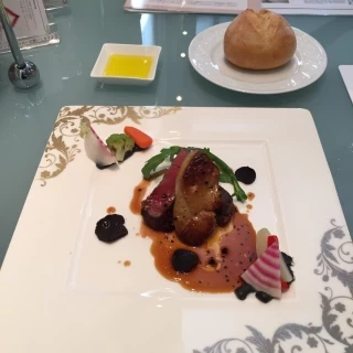 フォアグラと牛肉のロッシーニ
天然酵母のパン
