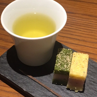 ウェルカムスイーツです。ほんのり桜の味がしました。