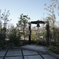 チャペル横ガーデン全体。奥が野毛山動物園。