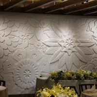 マイルストーン夜 新郎新婦後ろのお花のレリーフが特徴です。