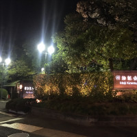 夜。明治記念館入り口。