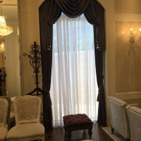 ゲストの控え室は外国風の大きな窓があり明るいです。