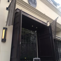 正門前です。迎賓館ならではの上質な雰囲気です。