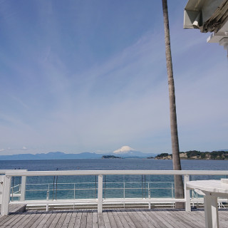 披露宴会場の外のデッキから江ノ島と富士山が見えて感動しました