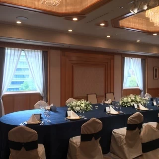 白が基調の明るい会場