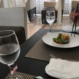 ガラス窓に囲まれたチャペル。そこで試食をしました