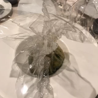フィルムに包まれた演出の魚料理
