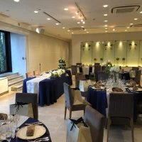 窓も大きく明るい会場