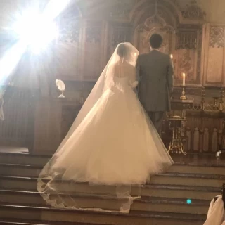 このチャペルは階段のおかげでドレスが映えるのも魅力！