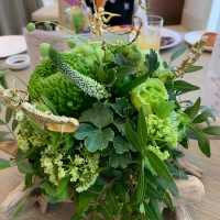 装花も花束贈呈の花束もみんなグリーンでまとめました。